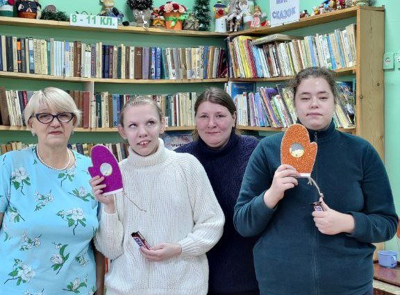Волшебство в ладошках: новогодние рукавички из фоамирана.                                                                  